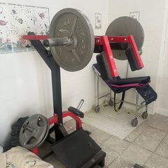 Leverage Squat Machine