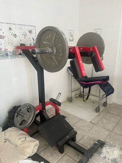 Leverage Squat Machine