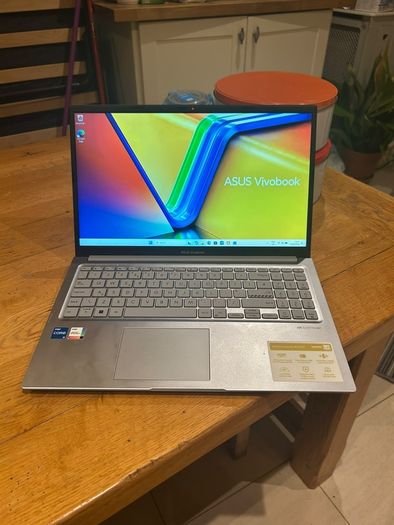 Asus Tek Vivobook laptop