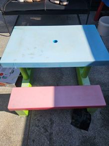 kids table and chairs