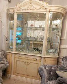 Italian cabnet display unit perfect condition has light inside and glass doors  glass shelfs and mirror background need gone ASAP