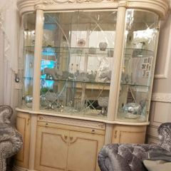 Italian cabnet display unit perfect condition has light inside and glass doors  glass shelfs and mirror background need gone ASAP