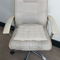 Cream Swivel Office / Desk Chair with Cushion