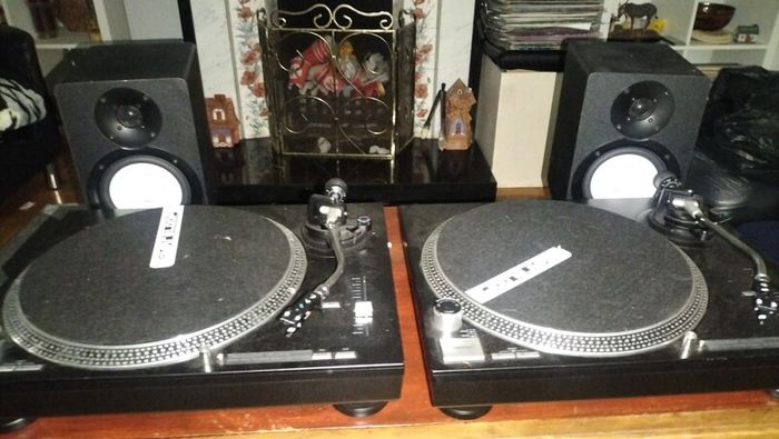 Dj turntables and monitors