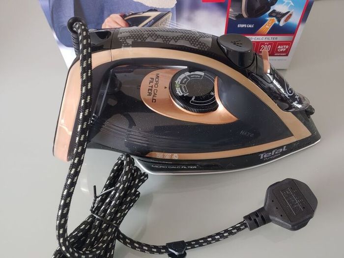 BRAND NEW Tefal FV8064 Puregliss Steam Iron