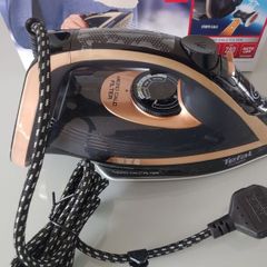 BRAND NEW Tefal FV8064 Puregliss Steam Iron