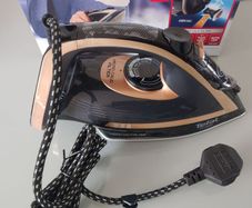 Tefal FV8064 Puregliss Steam Iron brand new