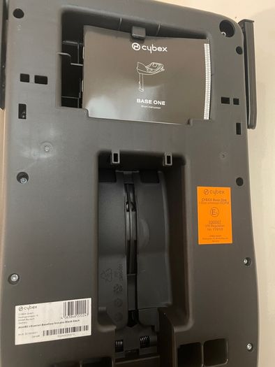 Cybex Aton B2 i size car seat & 2 x isofix bases