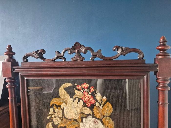 Antique Victorian Rosewood Fire screen, Fine Berlin Woolwork Embroidered Panel.