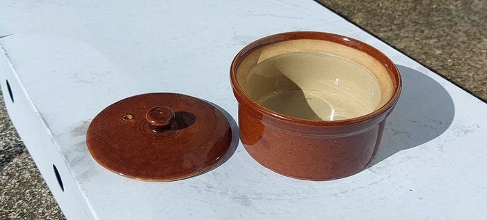 Pearsons of Chesterfield ,mini 1/2 pint individual casserole dish with lid ,,nice condition,, sold as is,
