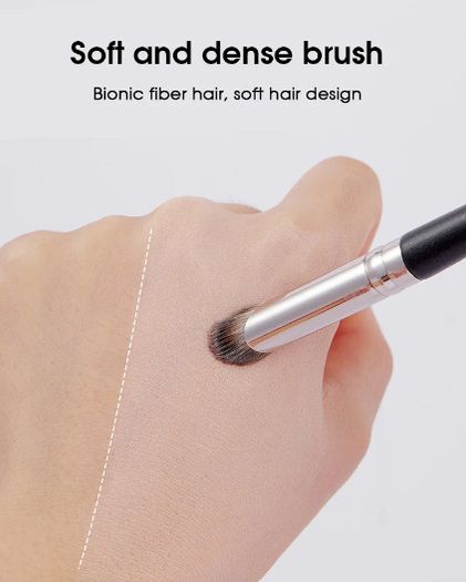 Small concealer brush