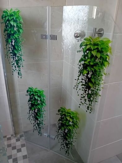 Foldable shower screen