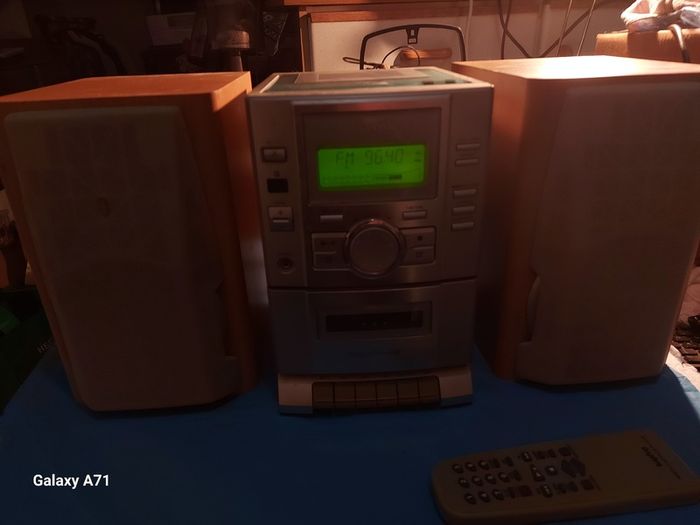 Sanyo Mini HiFi System, Radio, CD and Tape Cassette, Model DC-DA100, with 2 Sanyo Speakers, and Remote Control