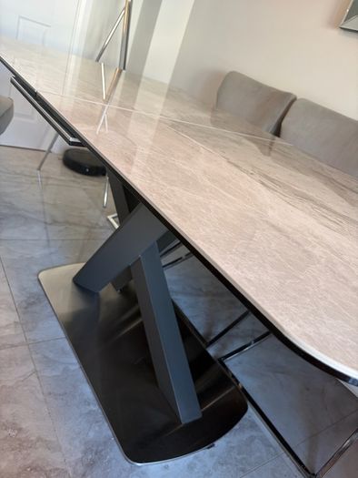 Dining table extendable.