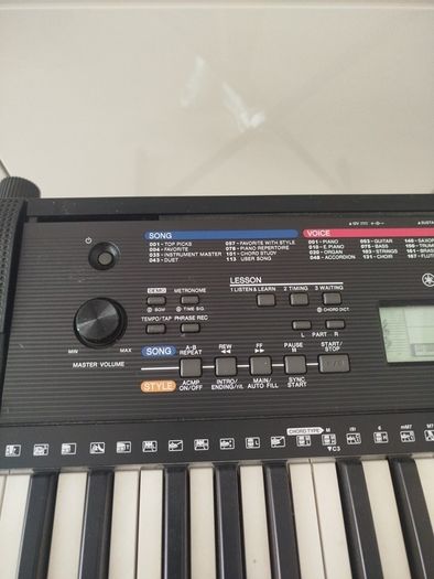 Yamaha keyboard and stand