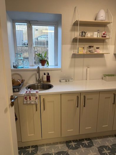 Rent a Room or Nail Desk