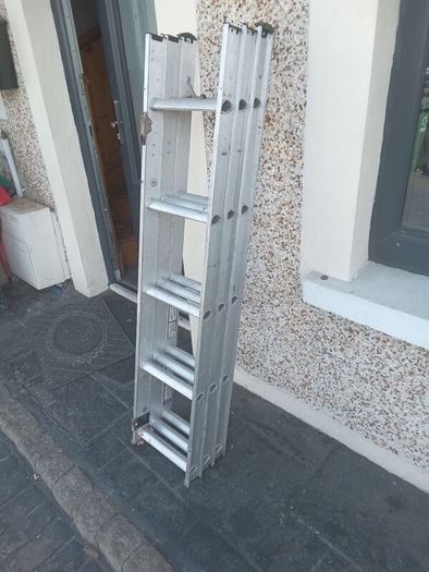 Three piece extendable ladder