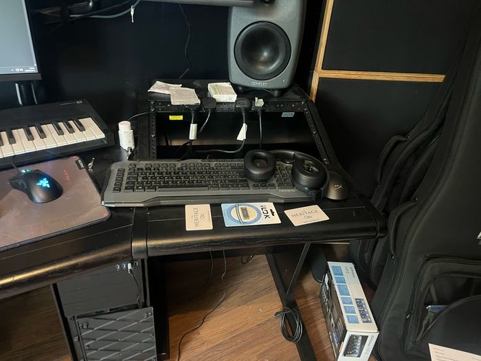 ZAOR ONDA audio/media desk