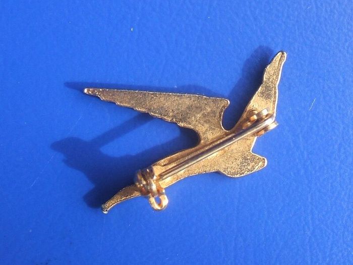 SOUTH AFRICAN AIRWAYS - a vintage Flying Springbok promotional pin badge