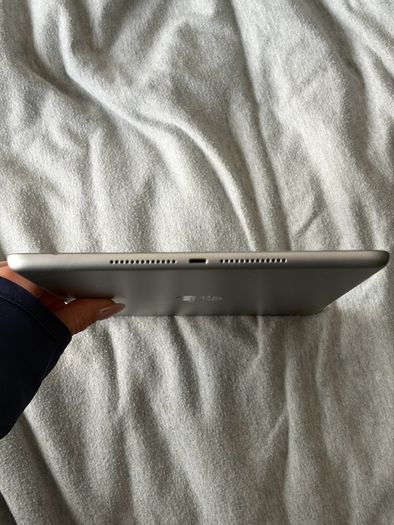Apple iPad 5th Generation (A1822) 32GB Wifi- Fully Working- Touch ID - Includes Case