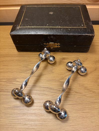 Antique Cased EPNS Silver Plate Napkin Rings & Knife Rests Set