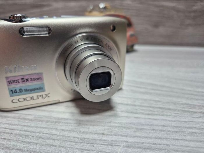 Nikon S3100 Digital Compact Camera Working w/ Nikkor 5x Wide Optical Zoom Lens