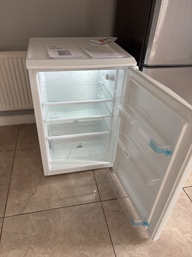 Fridge Logik under counter