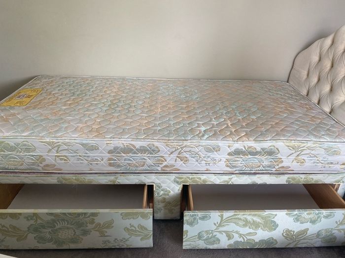 Single bed with 2 drawers in base and headboard