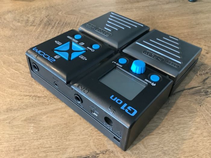 ZOOM G1on guitar multi-effects processor with PSU