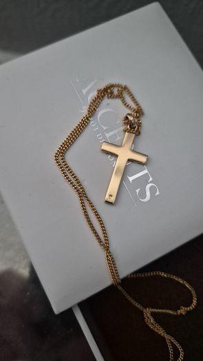 Men's and women's chains, crosses and 18k gold plated chains.