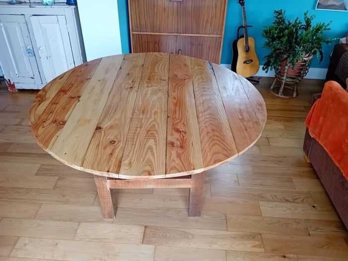 Round dining table 300 and vintage chairs 280