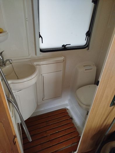 Avondale Dart 556-6 berth Caravan with Full awning.