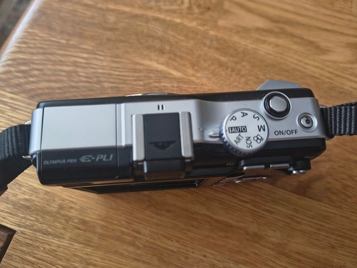 Olympus E-pl1 mirrorless body only
