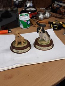Dog figurines leonardo