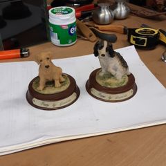 Dog figurines leonardo