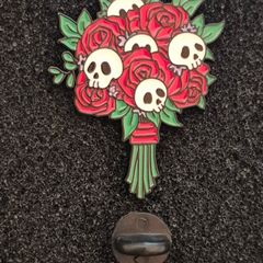 Rose's  and skulls ,  pin back badge.