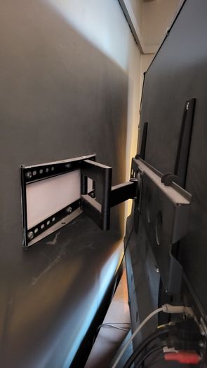 Lg Tv 70 Inch Model 70uj675v. Wall Mount Included