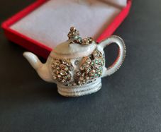 White Enamel Teapot Brooch with Rhinestones, Tea Party Kettle Pin Badge Chic Tea Lover Gift, Cottagecore Jewellery (X01)