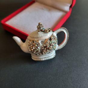 White Enamel Teapot Brooch with Rhinestones, Tea Party Kettle Pin Badge Chic Tea Lover Gift, Cottagecore Jewellery (X01)