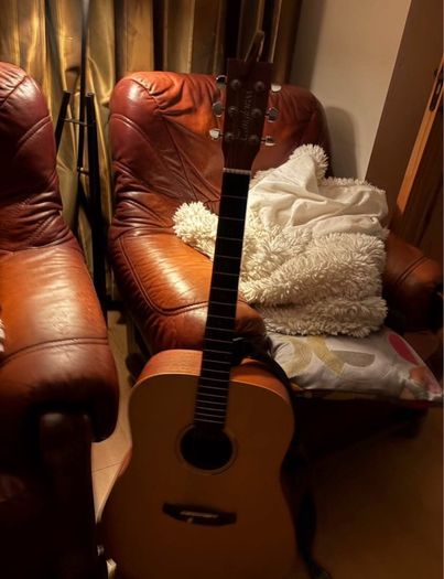 Acoustic Guitar - Full Size