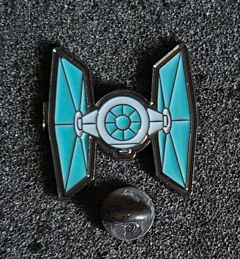 Star wars , pin back badges.