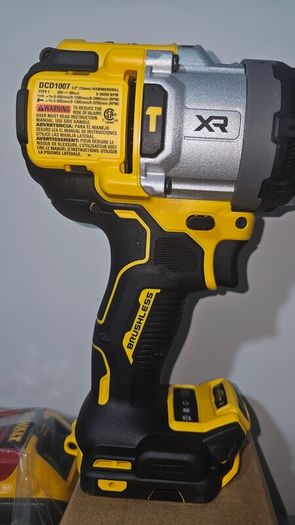 DeWALT DCD1007 3-Speed Premium Brushless Hammer Drill, 6Ah Flexvolt 18v/54v Battery, Charger and Bag.