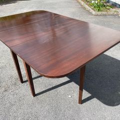 Drop leaf extending table. Mahogany.