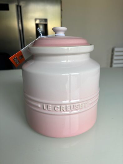 le creuset biscuit jar