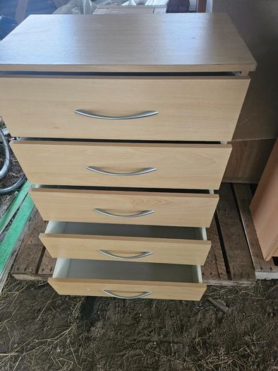 5-drawer chest of drawers in a light wood.