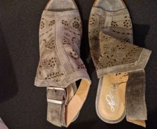 Alpe pale olive suede ankle strap sandals bmwt size 39/6