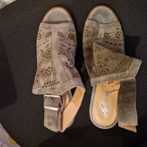 Alpe pale olive suede ankle strap sandals bmwt size 39/6