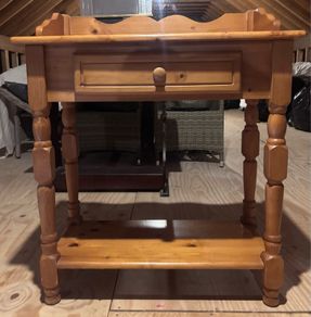 Entrance table