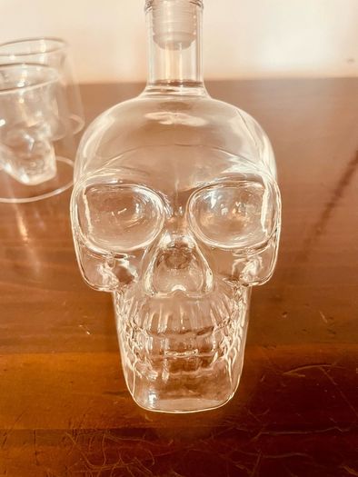 Skulls Glass Decanter Bottle with 6 shot glasses