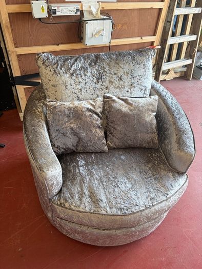 Romelia velvet swivel barrel chair